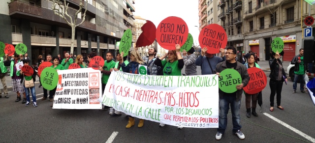 Las manifestantes llenaron la calle con los colores de la PAH y el ''Sí se puede'' // CORAL DURAN