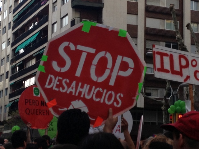 Manifestantes de la PAH en un escrache en Barcelona. // CORAL DURAN