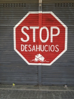 Símbolo en las rejas del bajo de la calle Enamorats, sede de las asambleas de la PAH Fuente: Ester García